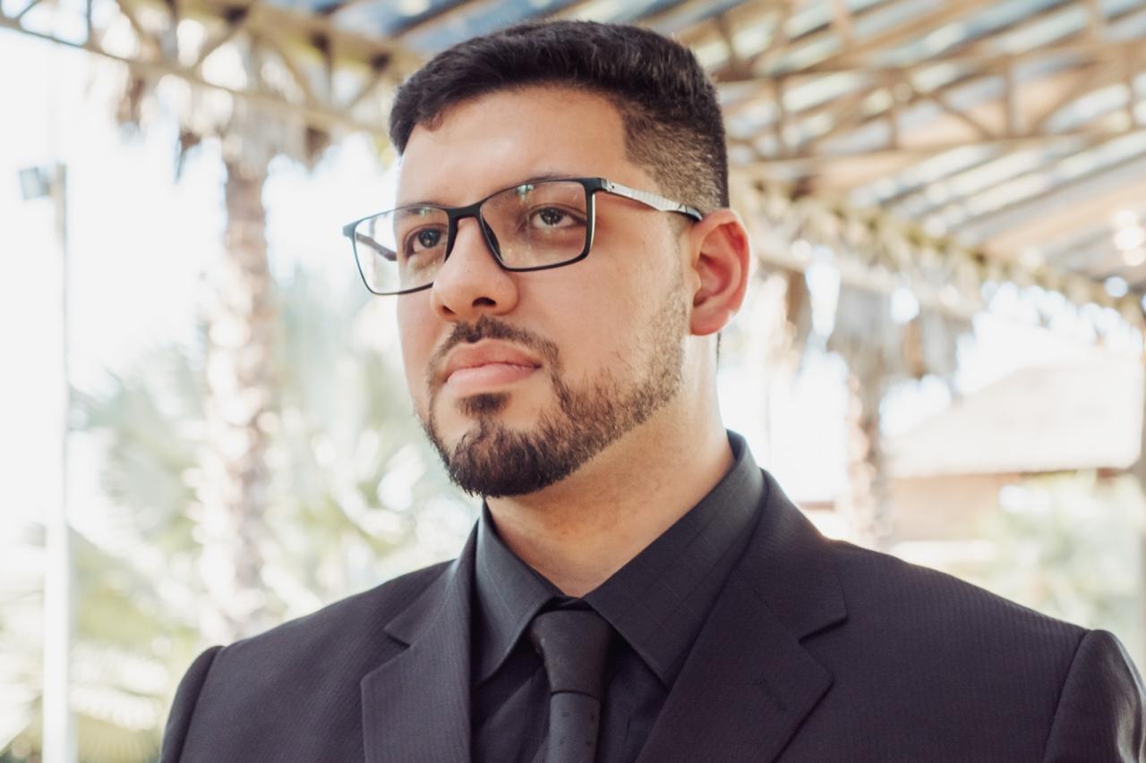 Retrato de Vinicius Pinheiro, advogado, de terno e camisa escuros